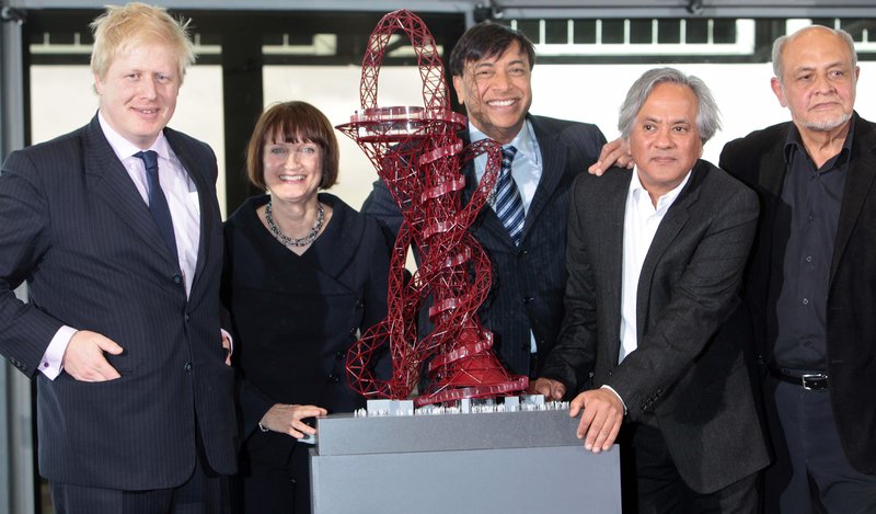 Boris Johnson and Tessa Jowell stand with Lakshmi Mittal, a major shareholder of shareholder of ArcelorMittal with links to Russian oil. Jeff Moore / Alamy Stock Photo