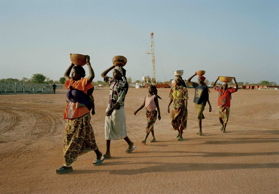 Villagers walk past an oil rig in the Doba Basin, southern Chad, where Glencore’s Mangara-Badila oil project is located. Glencore’s payments from the Mangara-Badila project are analysed below, and in Test 7 above.