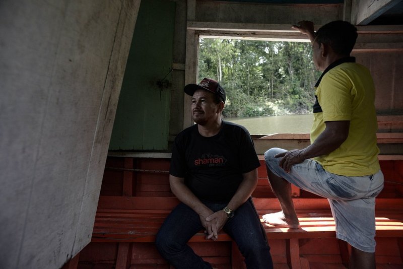 José Joaquim dos Santos Pimenta, presidente of ARQVA, Quilombola communities’ association, and Mr. Fernando de Nazaré, member of Vila Gonçalves Quilombola community. Photo taken on the way to Vila Gonçalves through the Acará River.