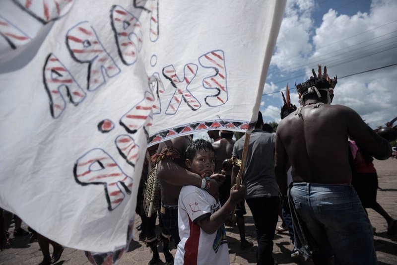 Indigenous and Quilombolas protesting in front of a court in Tomé-Açu against BBF.