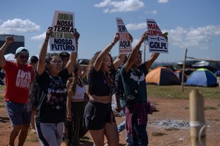 Young Indigenous activists protest against legal loopholes that could enable the theft of Indigenous lands by big business emboldened under the anti-environment administration of President Jair Bolsonaro. Karina Iliescu/Global Witness