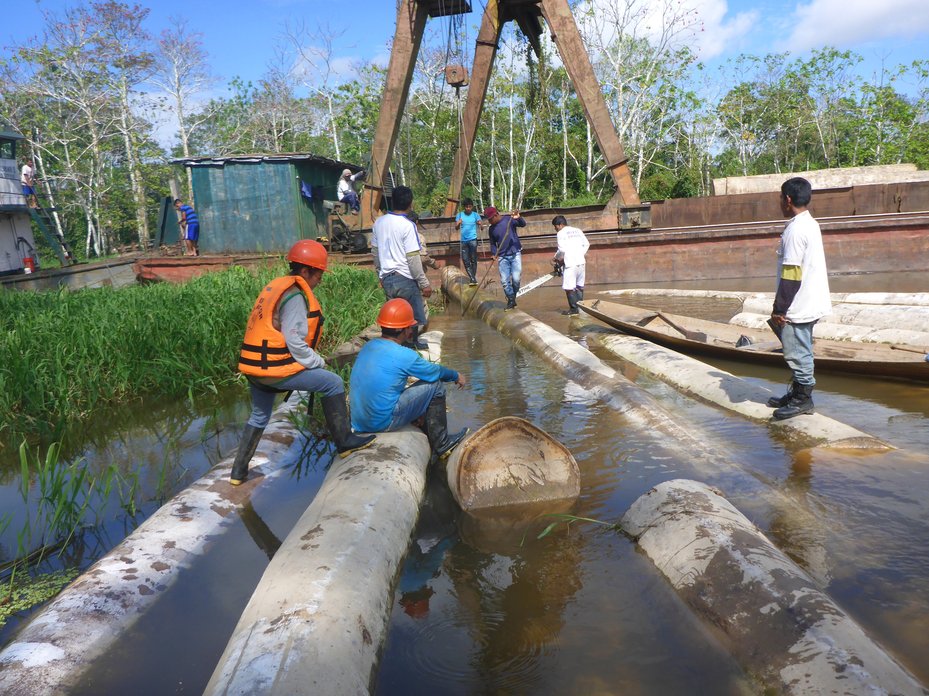 Government officials from OSINFOR investigate possible signs of illegal logging in the Peruvian Amazon. OSINFOR/Global Witness