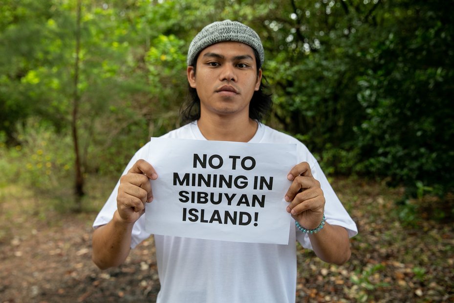 Charles Rocil, anti-mining youth advocate, holds a sign against mining in Sibuyan Island, Romblon province, the Philippines. Basilio Sepe/Global Witness