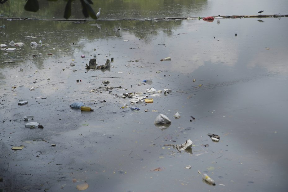 Garbage floating in a stream near the Patio Bonito village, 2023. Negrita Films/Global Witness