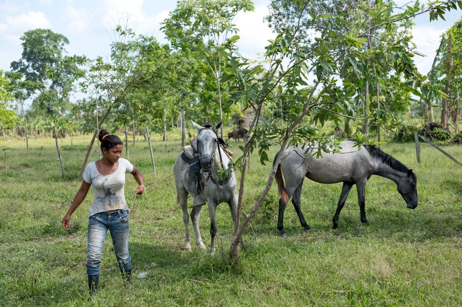 Defender Doris Buelva in a field in Colombia