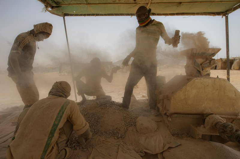 Informal gold miners in the River Nile state gold mines. The Al Gunade industrial group is one of the largest gold companies in Sudan. © Alamy