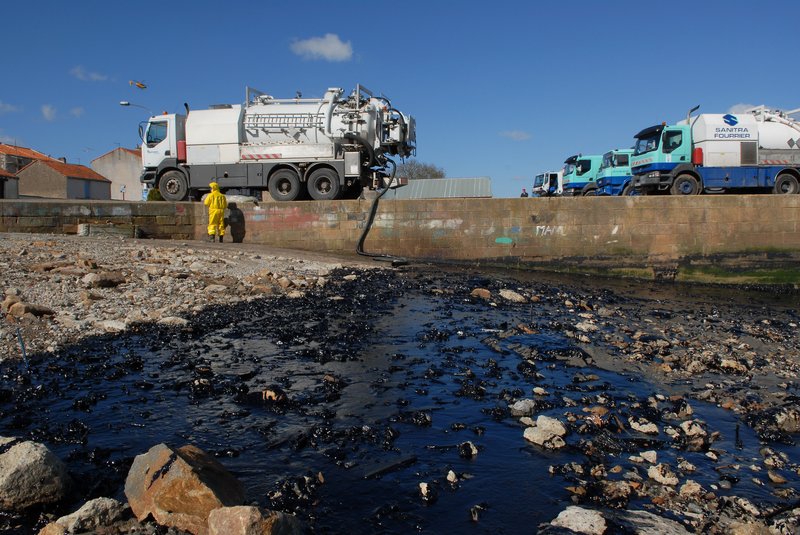 Heavy fuel oil spill in Loire estuary, France