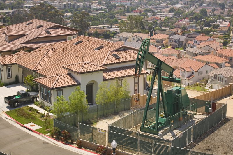 An oil derrick in the middle of a residential area on Signal Hill, California