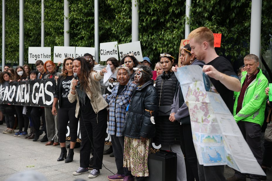 Members of the Munupi clan from Tiwi Island address the media and crowd at the front of the Federal court of Australia, in 2022. Tamati Smith/Getty Images