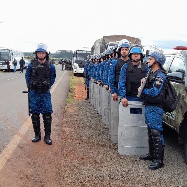 Armed police prepare to evict the community at Hugua Po'i in July 2022