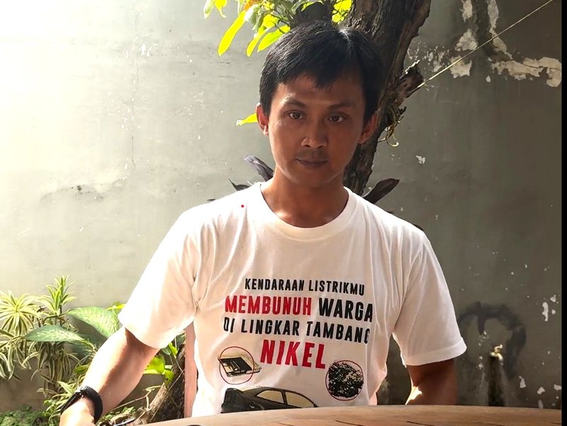 Activist Imam Shofwan in a chair looking into the camera with a T-shirt with the writing