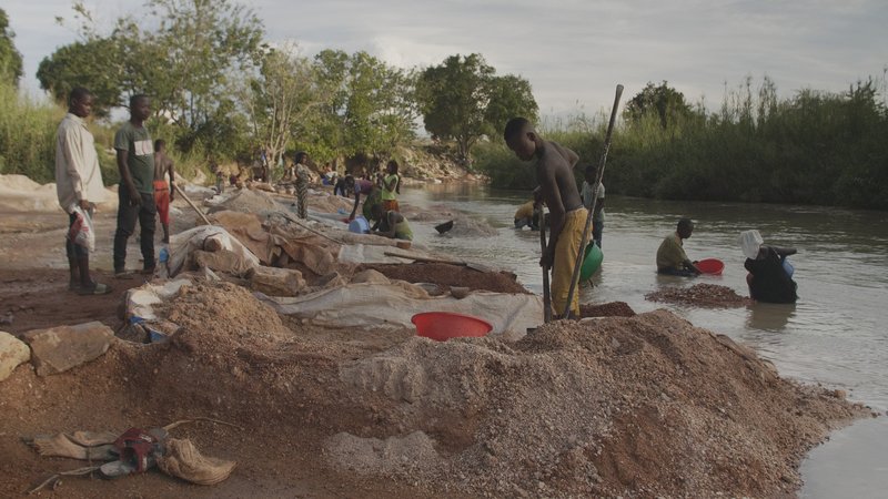 Artisianal miners working in Manono DRC