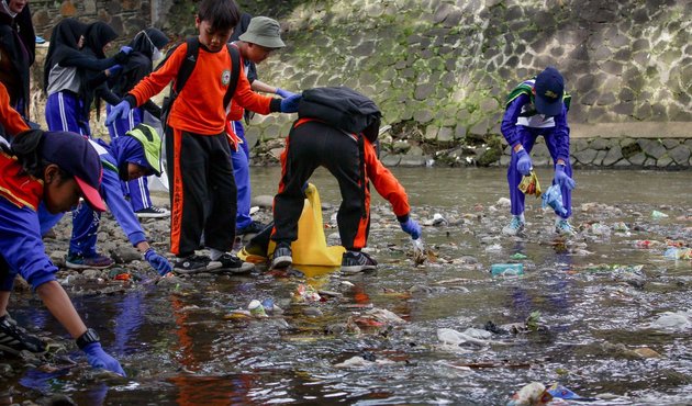 Plastic waste along Indonesia’s Cikapundung River is thought to be reducing its waterflow and raising water levels. ZUMA Press, Inc / Alamy Stock Photo