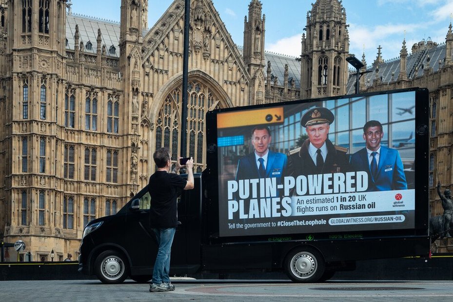 Billboard circulating London reveals that 1 in 20 UK flights are running on Russian oil