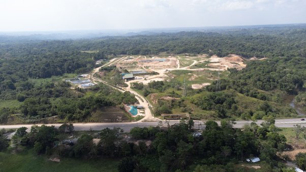 The Veolia-owned landfill site with the village of Patio Bonito situated just next to it, near Barrancabermeja, Colombia