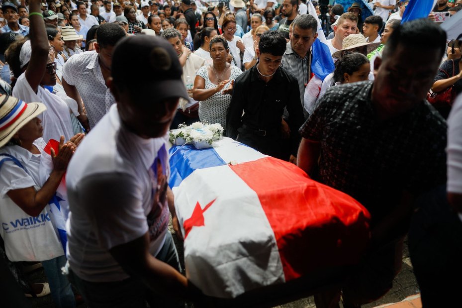 Relatives and friends mourn teachers Iván Mendoza and Abdiel Díaz