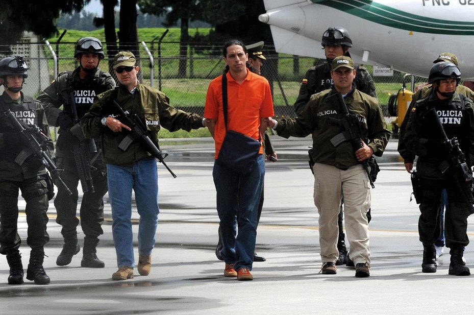 David Helmut Murcia Guzmán, Colombian fraudster and money launderer, being arrested by armed police straight from plane