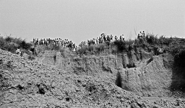 democratic republic of congo miners on top of slope