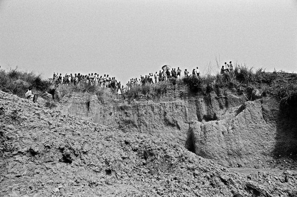 democratic republic of congo miners on top of slope