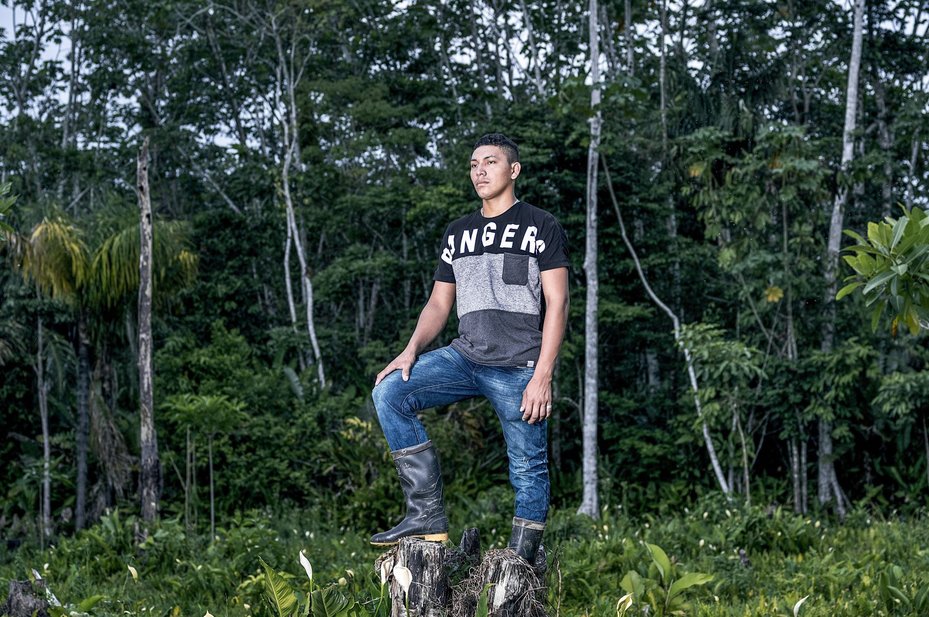 Ramón Bedoya on tree trunk