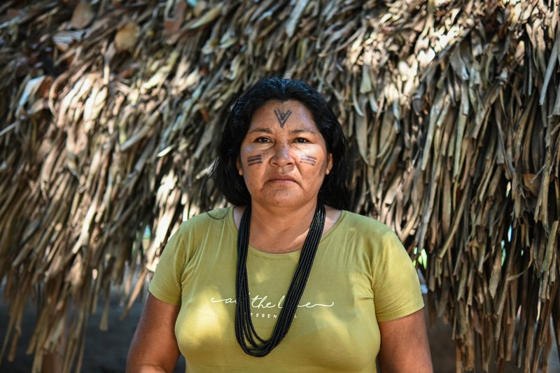 Koxawewoxa Parakanã, vice-president of Tato’a Indigenous Association and a Parakanã leader fighting the invasions in Apyterewa, poses for a portrait. Cícero Pedrosa Neto / Global Witness